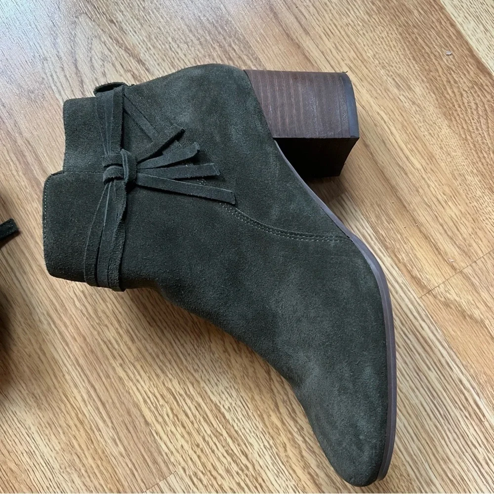 Violet & Red Jenna Suede Ankle Booties Olive Green Size 7.5 Stacked Heel